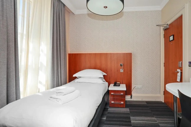 Looking for a room Main Photo