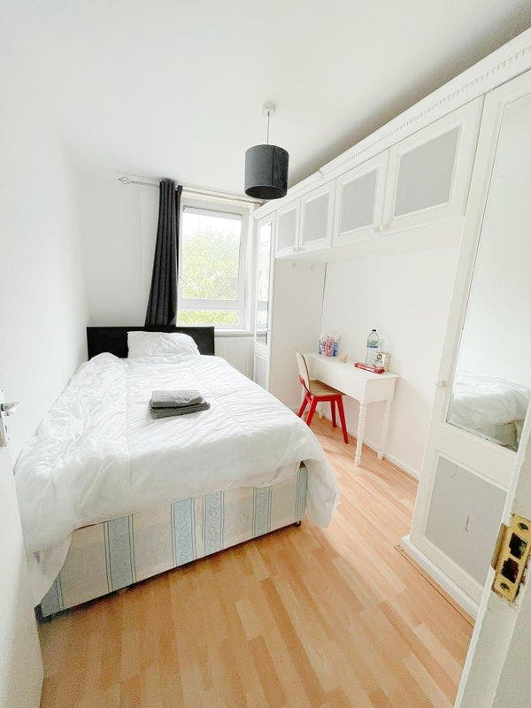Cosy Doubles next to Liverpool Street | Aldgate Main Photo
