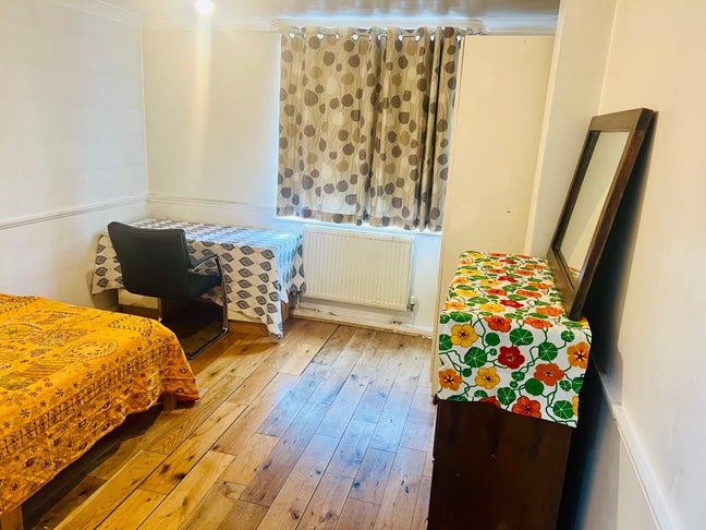 Lovely Furnished D/Room available Now Bow Zone 2 Main Photo