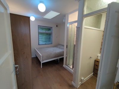 Large Double EnSuite Room - Furnished, BILLS INC. Main Photo