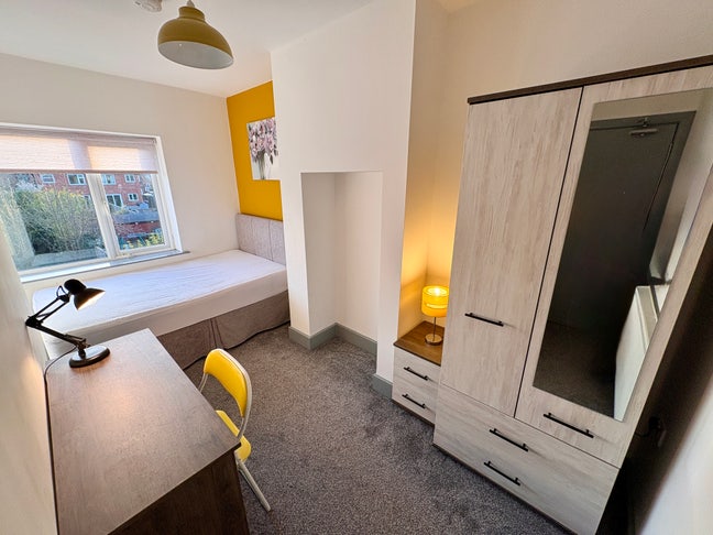 Double Room Available Now! Leyton Crescent Main Photo