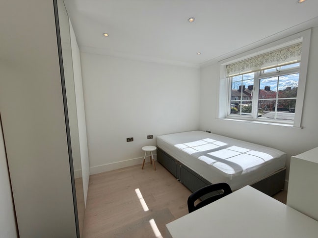 Bright South-Facing Double Room/All Bills Included Main Photo