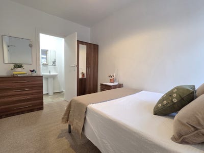 ✨ Bright Double Room with Private Ensuite | Bills Main Photo