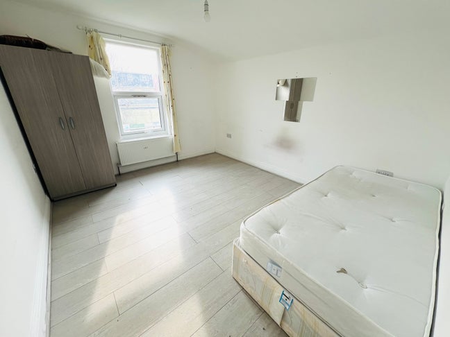 Double Room Available Seven Kings  Main Photo
