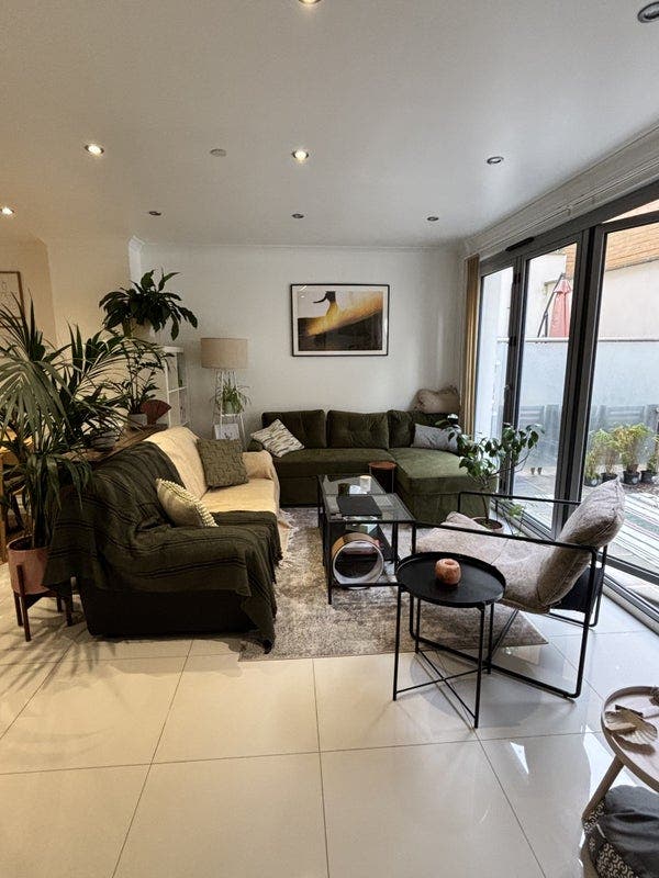 Large Double En-suite in factory conversion Main Photo