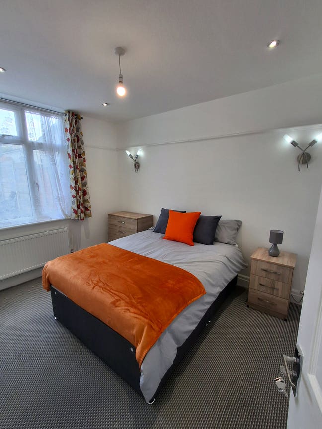 Newly refurbished, luxury bedrooms! Prime location Main Photo