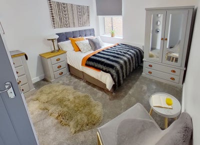 GORGEOUS ensuite room, nr Stockport town & station Main Photo