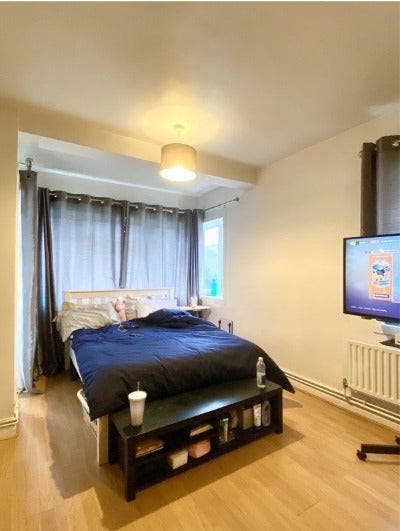 Spacious double room available in Southfields(27) Main Photo