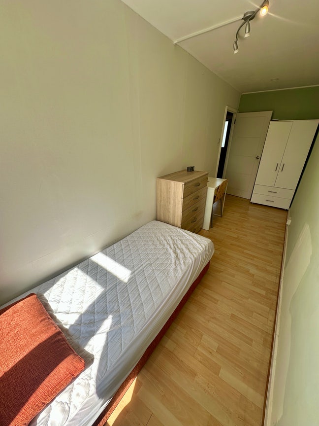 Single Room-All bills included Main Photo