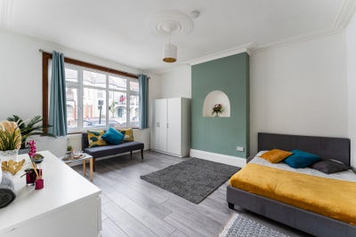 Couples Room!! 🏡🌈 All Bills | Cleaner | Wifi Main Photo