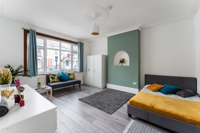 Couples Room!! 🏡🌈 All Bills | Cleaner | Wifi Main Photo