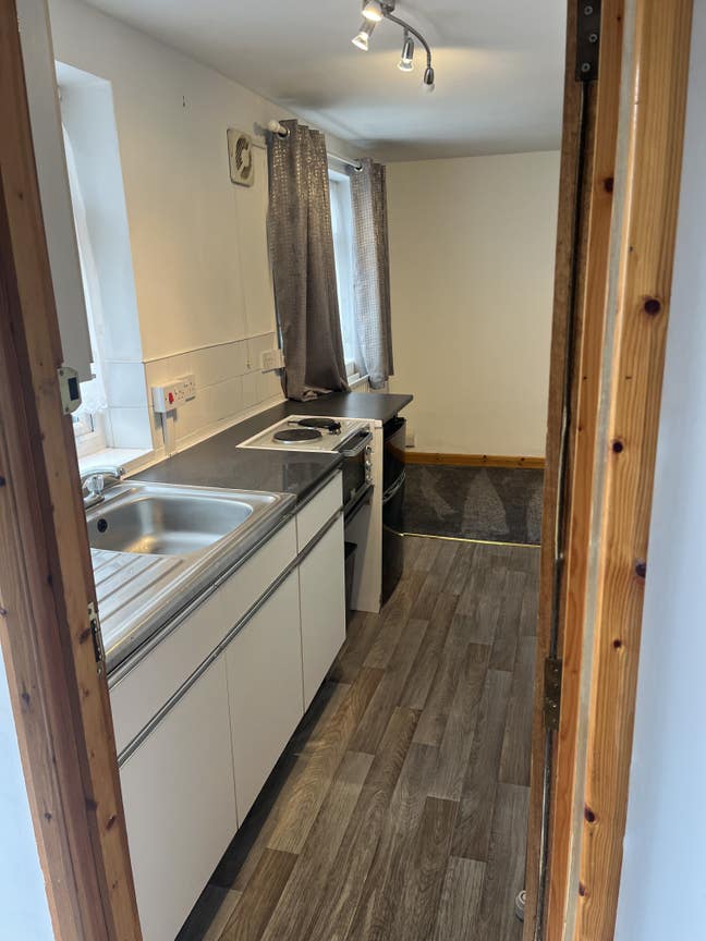 Small self contained studio in Chingford Main Photo