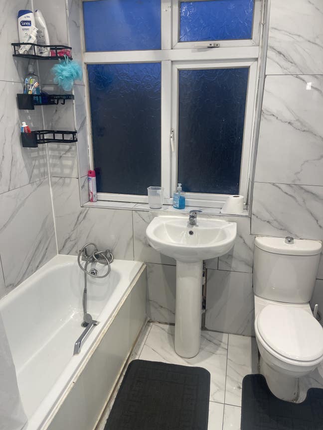 Spacious Double Room For rent in N9 Main Photo