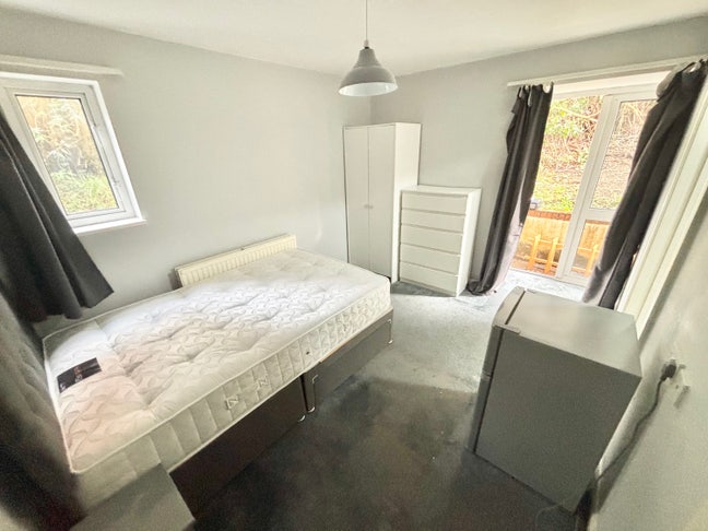 Ensuite room upmarket road close hospital all inc Main Photo