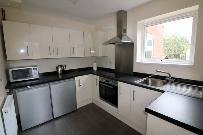 Beautiful Room Near Hospital | Bills Included Main Photo