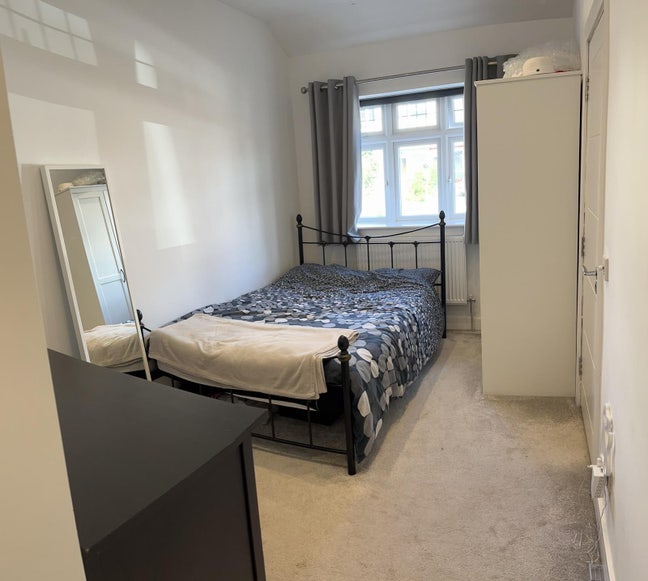 Modern bedroom with en-suite and kitchen.  Main Photo