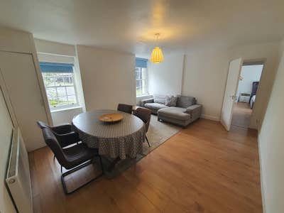 2 bed flat with parking Main Photo