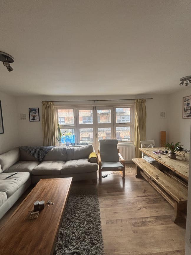 Double room in bright, comfy flat Main Photo