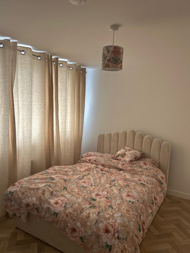 Double Room and separate Bathroom. Main Photo