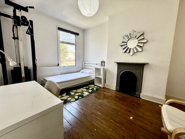 Specious room just 2 min walk to EastHam Station Main Photo