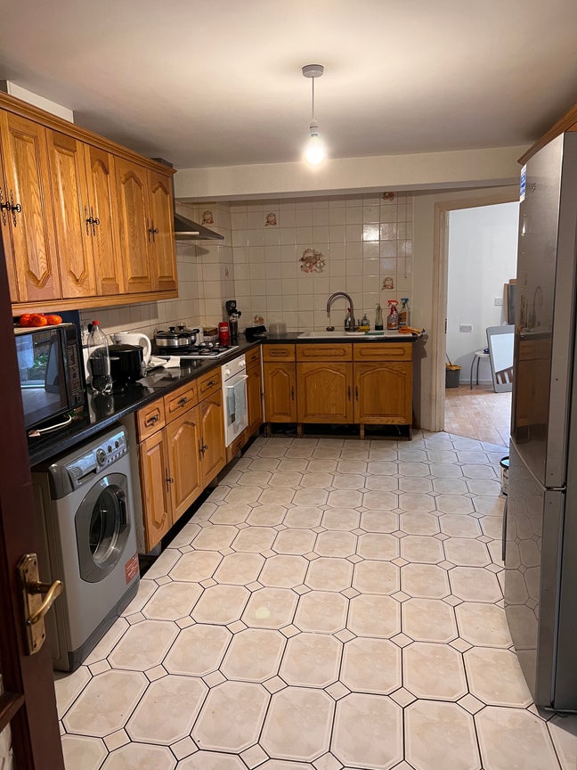 Double room in a 4 bedroom property &pound;750 bills inc Main Photo
