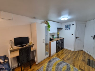 Self Contained Flat. OXFORD Main Photo