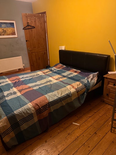 A room in a 2 bedroom  Main Photo