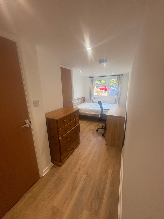 Double en-suite bedroom in newly renovated house  Main Photo