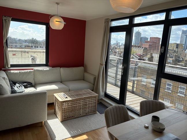1-bed flat with terrace, next to Elizabeth Line Main Photo
