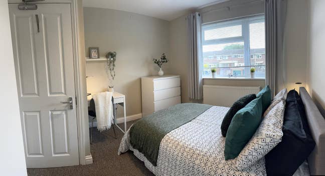 Double - In Room Desk and Fast WiFi Main Photo