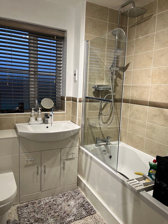 Female house mate required Main Photo