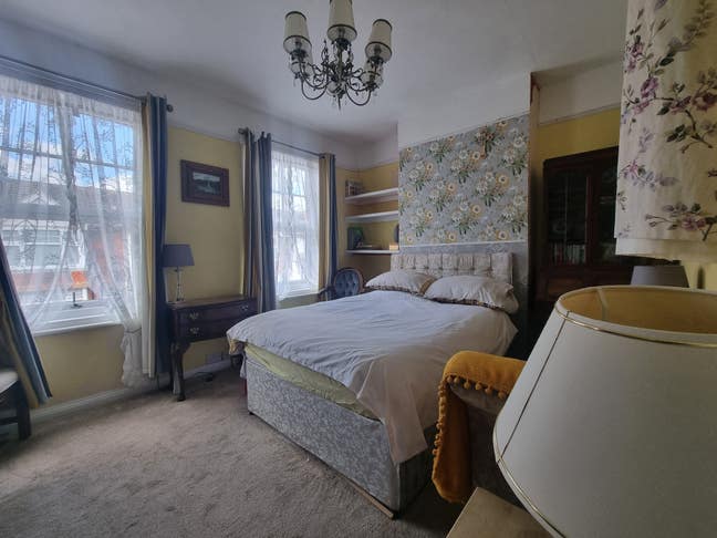 Large Bright Double Room, in Period House Main Photo