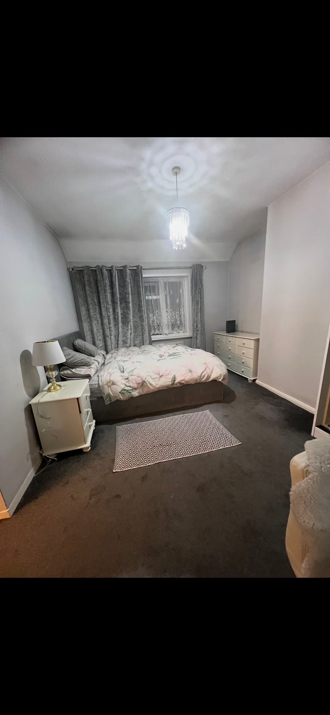 3 bedroom house- double and single room available. Main Photo