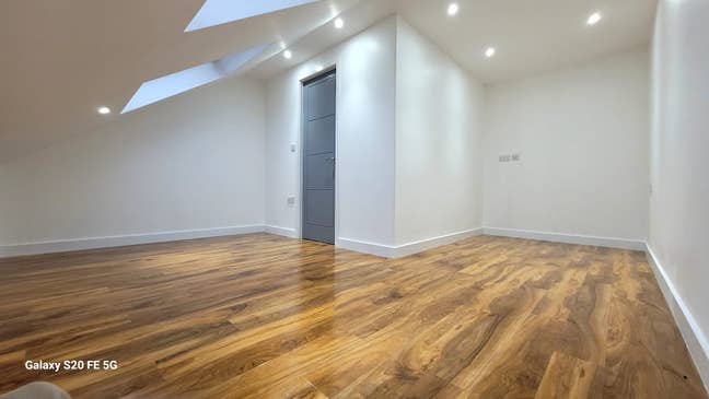 New and Spacious Double bedroom Main Photo