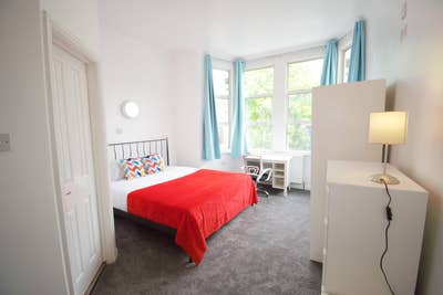 Self contained double en-suite room in Shepherd’s  Main Photo