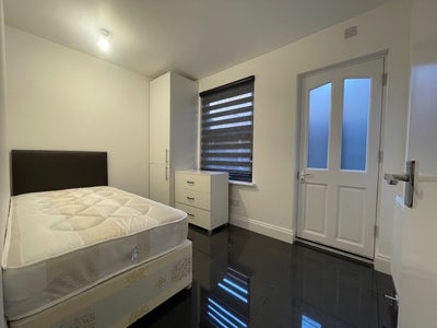 All Included- 2 bedrooms in Finchley Home Main Photo