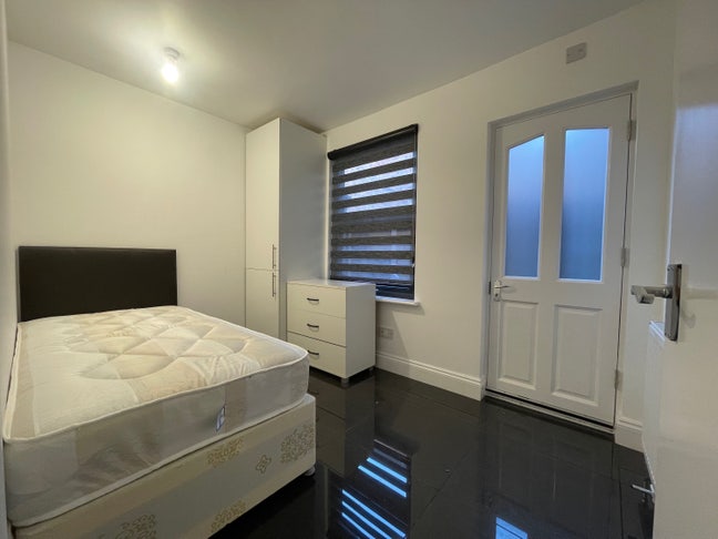All Included- 2 bedrooms in Finchley Home Main Photo