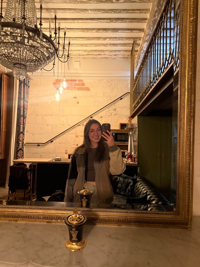 Professional Female seeks a single or double room Main Photo