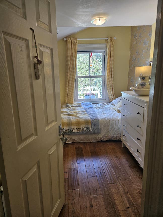 Double room in friendly Victorian Conversion flat Main Photo