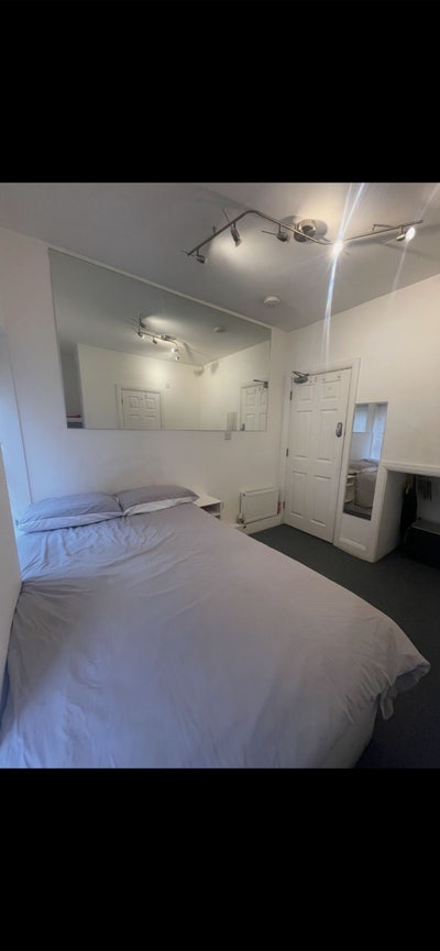 Double En-suite near The Oracle incl bills - 89B Main Photo