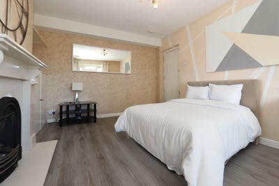 3 Beautiful Double Rooms Located in Mile End Main Photo