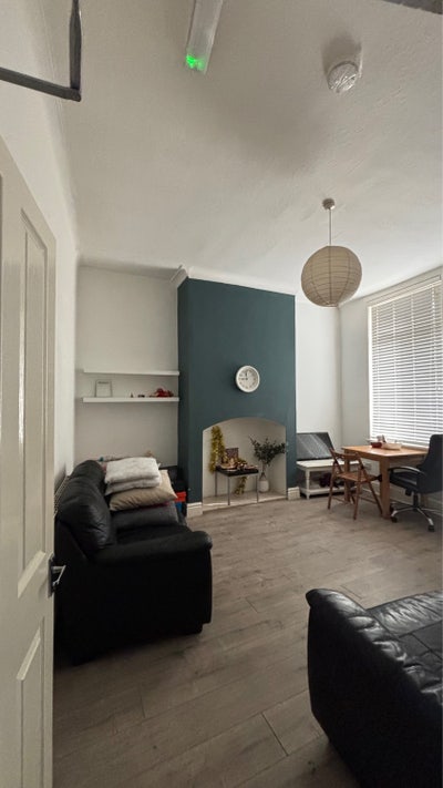 Urgent: Spacious Room Available Now Main Photo