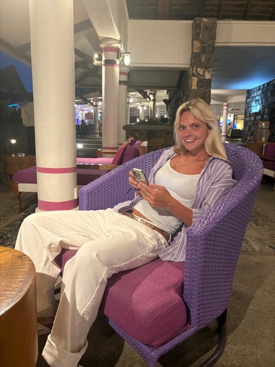 23 year old female professional.  Enjoy a pub... Main Photo