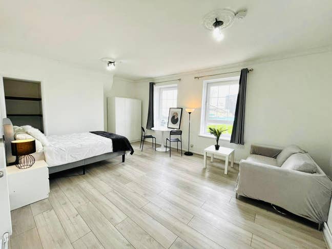 Panoramic XXL Room w/ Iconic Oval Stadium View Main Photo