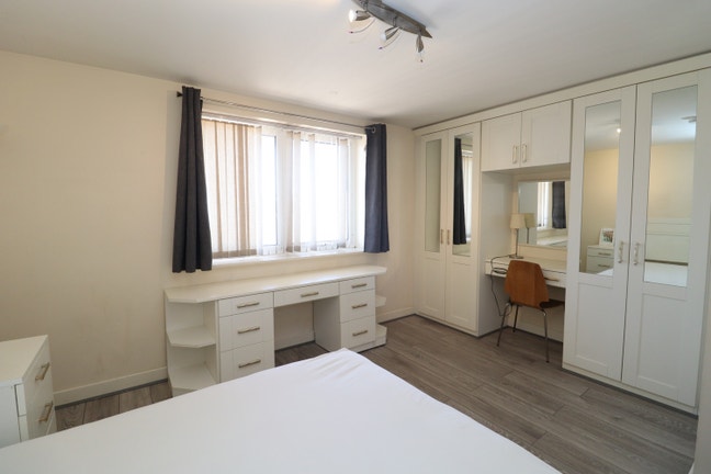 2 Massive Rooms! Stunning Modern Flat- Riverside Main Photo