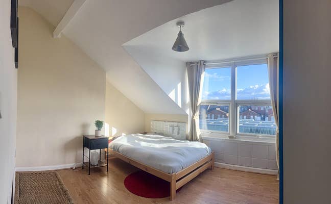 Quiet Victorian attic room, Stamford Hill (N16) Main Photo
