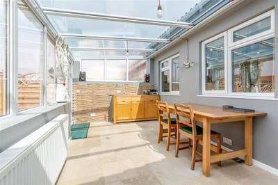 One double ensuite room in spacious house Main Photo