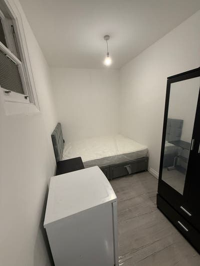 Studio available to let -Coombe Lane SW20 8ND Main Photo