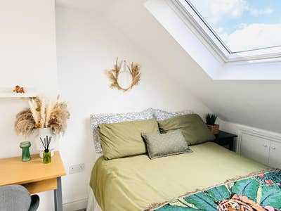 Bright En Suite Loft Room Blackhorse Road Main Photo