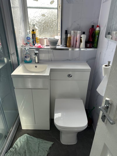 Well finished  room with single bed  Main Photo